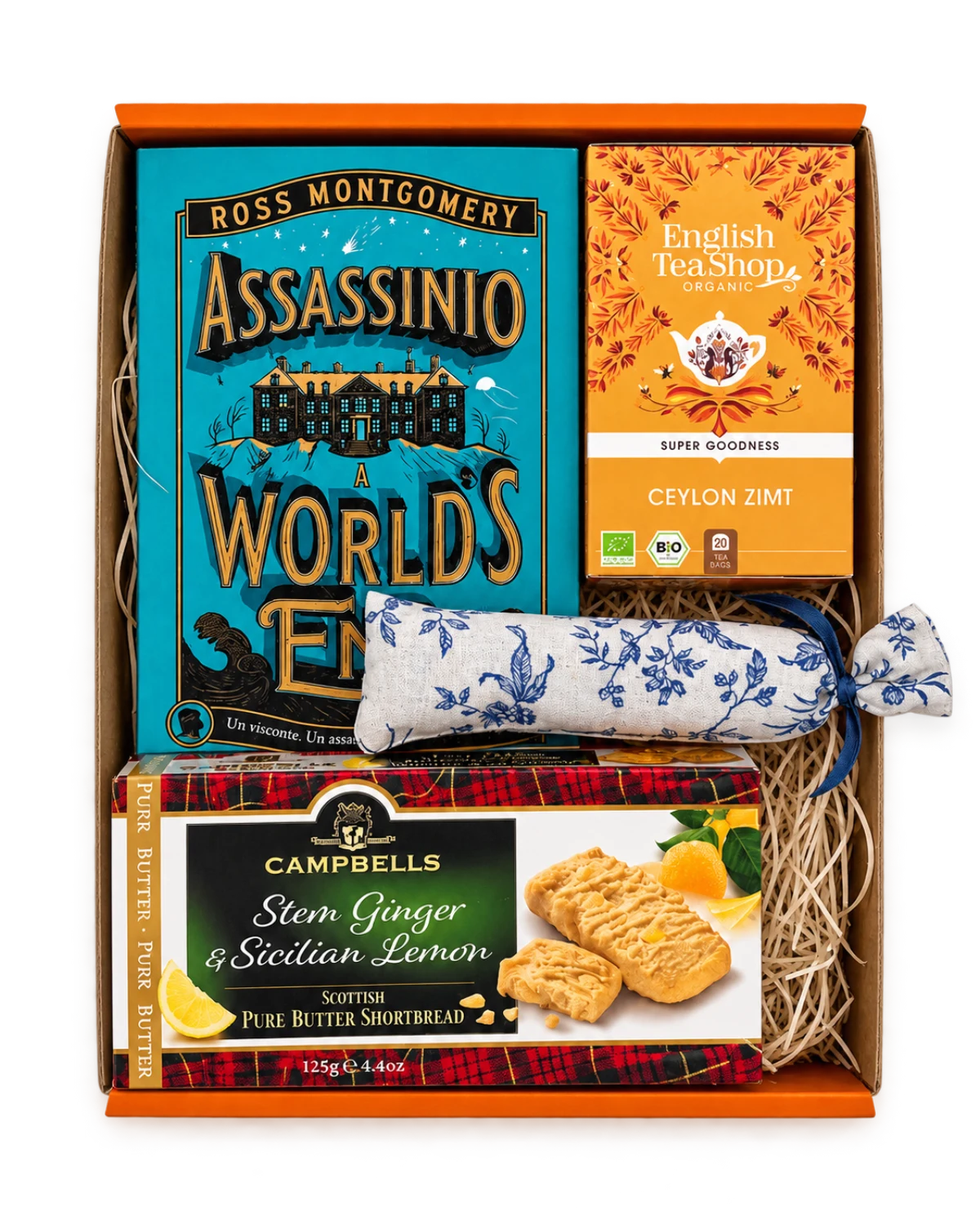La box Bookted Assassinio a World's End aperta, con il libro, tè alla cannella, biscotti e sacchetto floreale