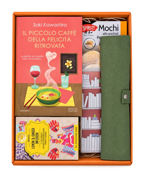 Box vista dall’alto con Il piccolo caffè della felicità ritrovata, infuso limone e zenzero, mochi alle arachidi, astuccio verde per posate e segnalibro illustrato