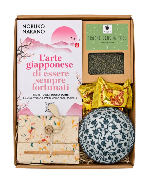 Box vista dall’alto con L’arte giapponese di essere sempre fortunati, tè Sencha, quaderno, ciotola e biscotti della fortuna
