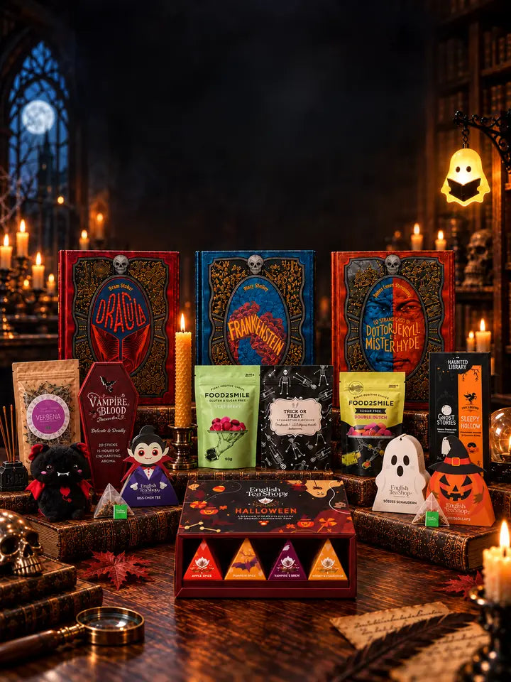Le tre box di Halloween di Bookted, Dracula, Frankenstein e Jekyll e Hyde, con i libri illustrati, i tè e i dolcetti, in una biblioteca a lume di candela