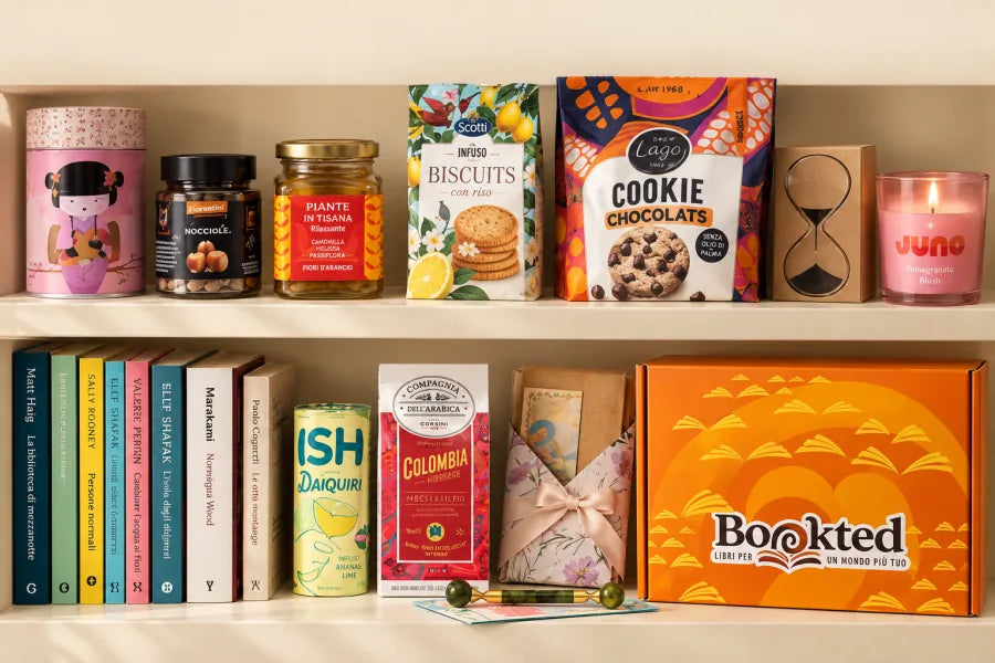 Gli scaffali del salotto Bookted, con libri, tè, biscotti e piccoli oggetti accanto alla box arancione.