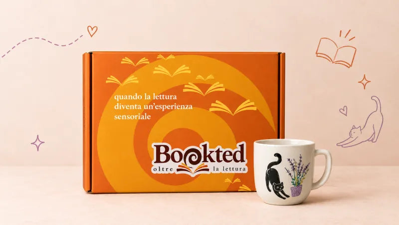 La box Bookted arancione con la tazza Cat Lover bianca, il gatto nero e la lavanda, su un fondo rosa cipria con disegni di libri, cuori e un gatto