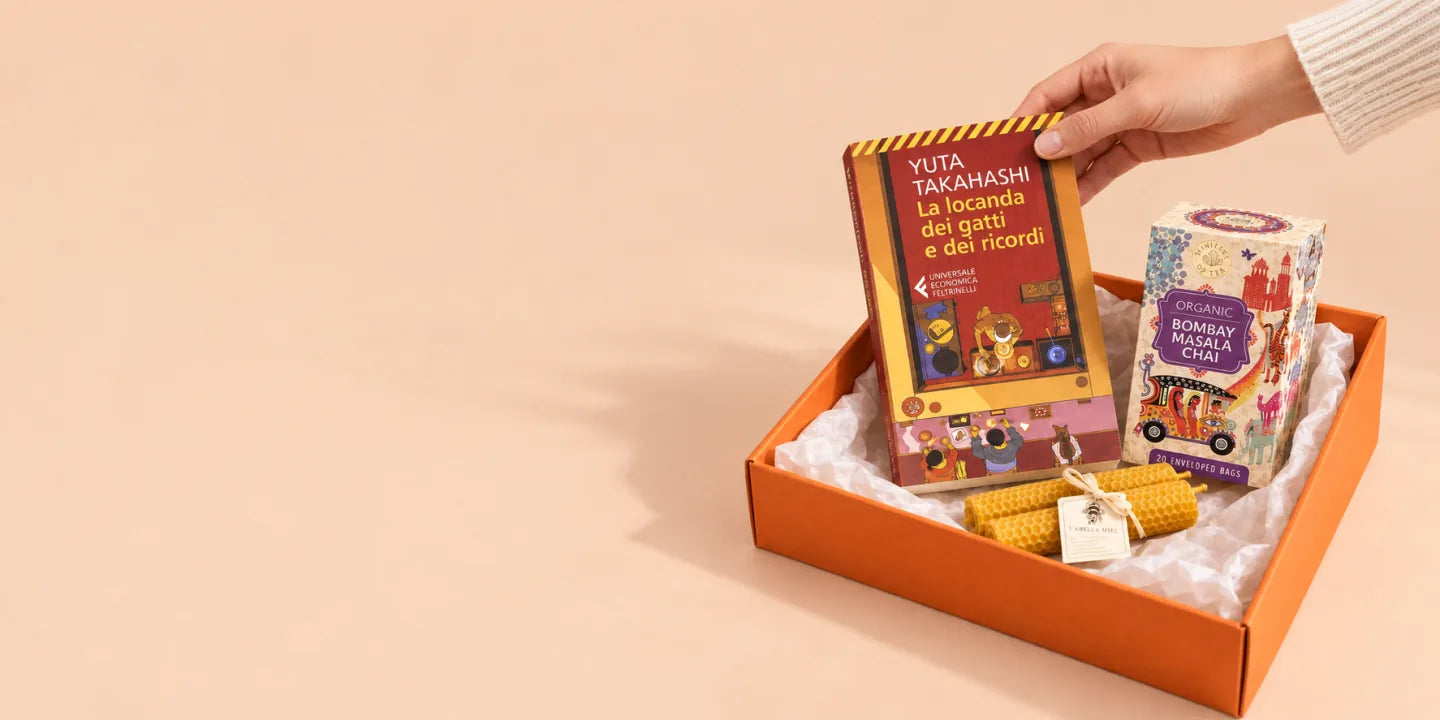 Un libro, tè e candele in una box arancione Bookted: un esempio da cui lasciarsi ispirare