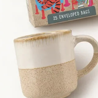 Una tazza in ceramica color crema e sabbia